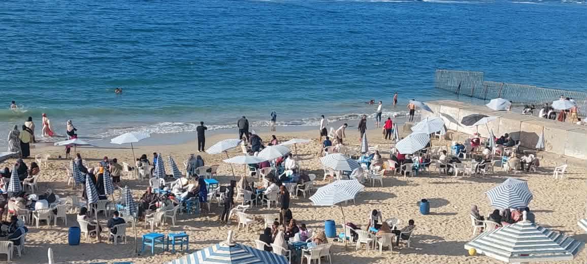 إقبال ملحوظ على شواطئ الإسكندرية تزامنا مع احتفالات شم النسيم.. وستانلي يسجل 50% 